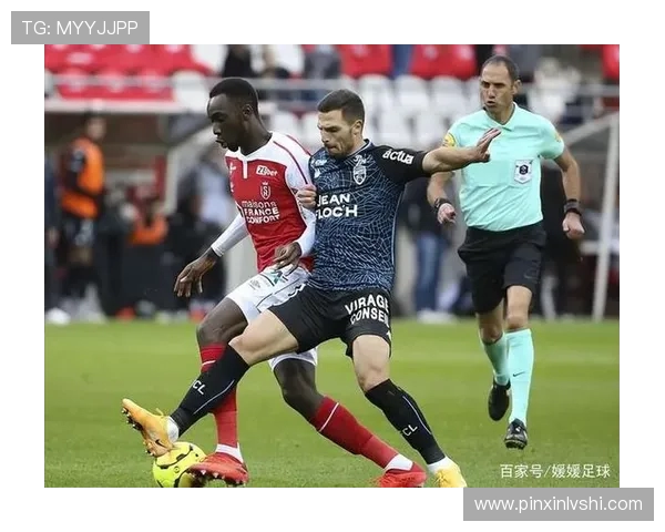 阿尔克马尔10人3-0胜前进之鹰 纳贝尔自摆乌龙 高斯阿代建功